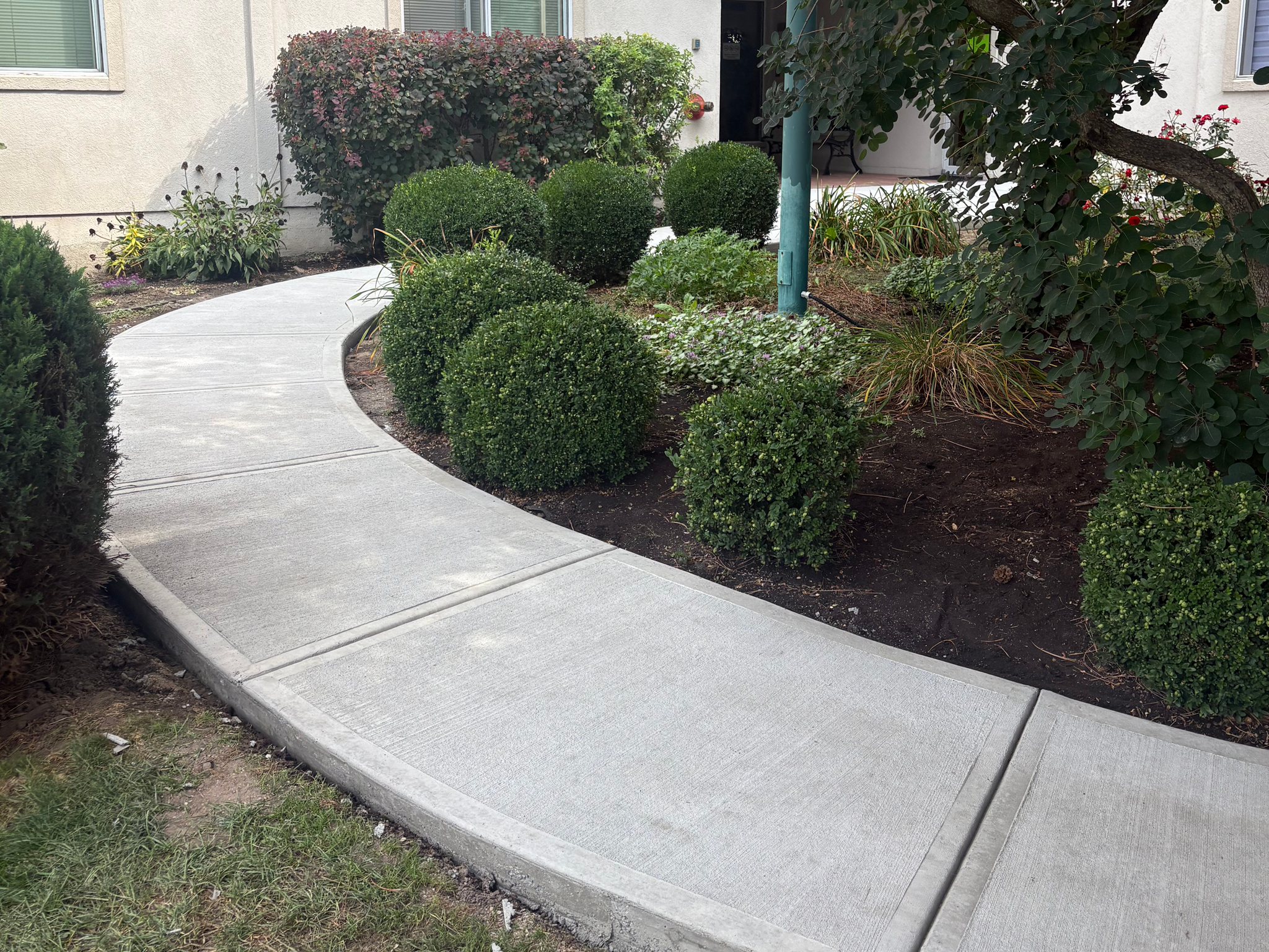 Pad and walkway curbing